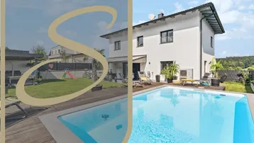 Modernes Einfamilienhaus mit großem Garten, Pool und Holzdeck für entspannte Sommertage.