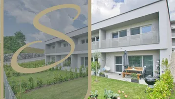 Moderne Wohnanlage mit Garten und Terrasse, teilweise von einem Logo überdeckt.