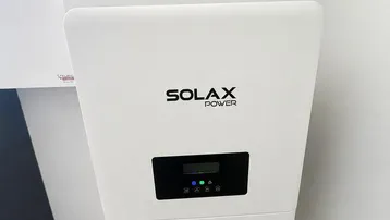 Photovoltaik-Wechselrichter von Solax Power in einem Technikraum installiert.