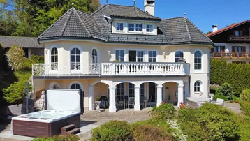 Elegante Villa mit großem Garten, Terrasse, Loggia und Whirlpool im Freien.