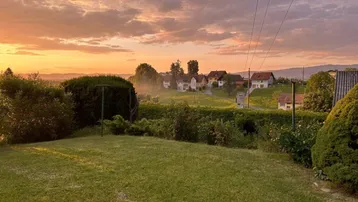 Malerischer Sonnenuntergang über der ländlichen Umgebung mit weitem Blick.