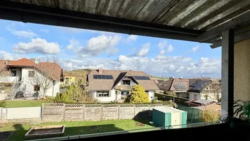 Weitläufiger Blick von der Terrasse über den Garten und die umliegende Nachbarschaft.