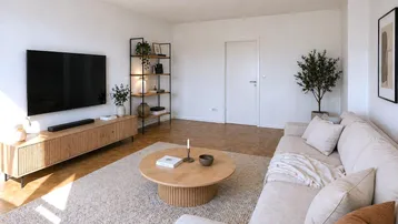 Helles Wohnzimmer mit modernem Sofa, Holzboden und minimalistischer Einrichtung.