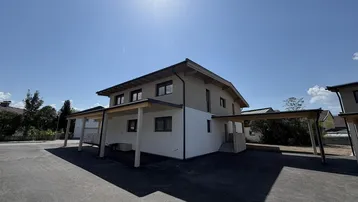 Neubau-Doppelhaushälfte mit modernem Design, Carport und sonnigem Außenbereich.