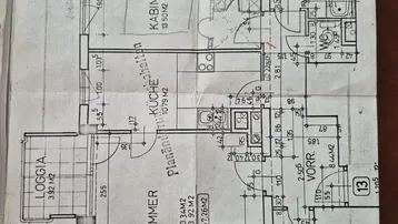 Detaillierter Grundriss einer Wohnung mit Wohnzimmer, Küche, Schlafzimmer, Bad, separatem WC und einer Loggia.