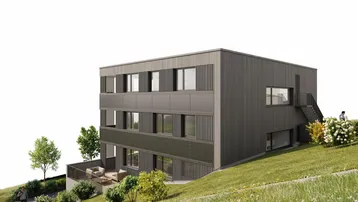 Rückansicht des Gebäudes mit einer ebenerdigen Terrasse und Sitzgelegenheiten im Grünen.