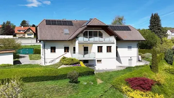 Freistehendes Einfamilienhaus mit Photovoltaikanlage, gepflegtem Garten und weitem Blick.
