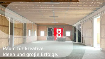 Großer, leerer Innenraum mit sichtbarer Holzkonstruktion des Daches und Ziegelwänden, bereit für neue Nutzung.