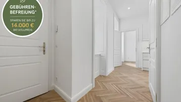 Heller Flur mit Fischgrätparkett, weißen Türen und Wänden in makellosem Zustand.
