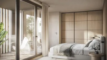 Modernes Schlafzimmer mit Holzboden, großen Fenstern und Zugang zu einem Balkon.