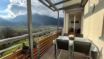 Geräumiger Balkon mit Sitzgelegenheiten und atemberaubendem Blick auf die umliegende Berglandschaft.