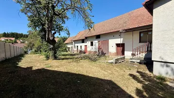 Ländliches Anwesen mit mehreren Gebäuden und großem, sonnigen Grundstück.