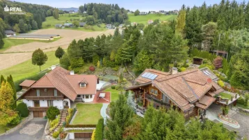 Luftaufnahme des Anwesens mit zwei Gebäuden, weitläufigem Garten und ländlicher Umgebung.