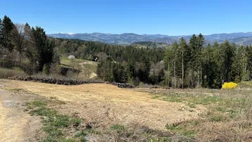 Weitläufiges Grundstück mit freiem Blick auf die umliegende Natur und die Berge.
