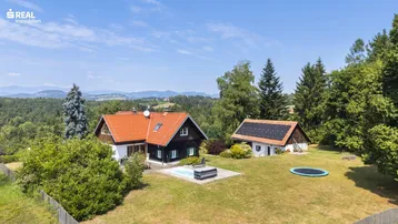 Großzügiges Anwesen mit Haupthaus, Nebengebäude, Pool und Trampolin in ländlicher Umgebung.