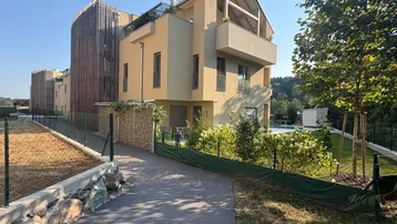 Modernes Mehrfamilienhaus mit ansprechender Architektur und gepflegter Außenanlage in sonniger Lage.