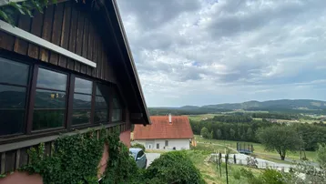 Weitläufiger Blick über die grüne Landschaft und Hügel von der Immobilie aus.