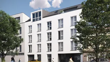 Moderne Wohnanlage mit weißer Fassade, großen Fenstern und begrüntem Außenbereich in städtischer Umgebung.