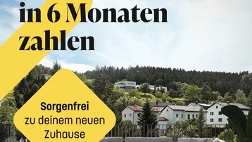 Geräumige Terrasse mit modernen Outdoor-Möbeln und weitem Blick auf die grüne Hügellandschaft.