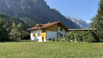 Freistehendes Haus in ländlicher Umgebung mit Bergblick und großem Gartenbereich.