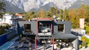 Moderne Villa mit Pool, großzügiger Terrasse und beeindruckendem Bergblick in sonniger Lage.