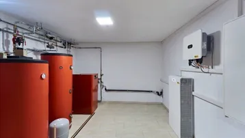 Technikraum mit Warmwasserspeichern und Heizungsanlage des Hauses.