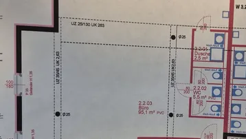 Detaillierter Grundriss mit Büroräumen, Duschbad und separatem WC, inklusive Außenbereich mit Geländer.