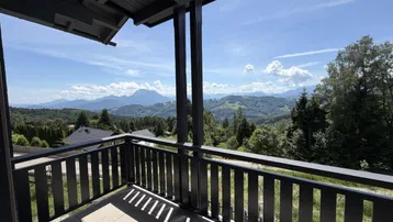 Geräumiger Balkon mit atemberaubendem Bergblick und viel Sonnenschein, ideal zum Entspannen.