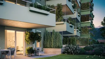 Gemütliche Terrasse mit Gartenmöbeln und direktem Zugang zum gepflegten Rasenbereich.