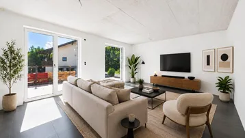 Helles, modern eingerichtetes Wohnzimmer mit Zugang zur Terrasse und dunklem Fliesenboden.