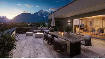 Geräumige Dachterrasse mit Ess- und Lounge-Bereich, bietet einen atemberaubenden Bergblick bei Sonnenuntergang.