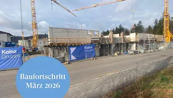 Blick auf eine Baustelle mit mehreren Kränen und im Bau befindlichen Gebäuden im März 2026.