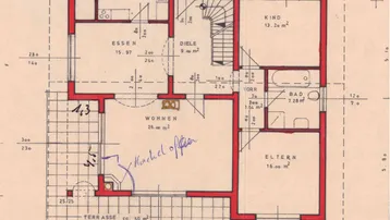 Grundriss des Erdgeschosses mit Wohnzimmer, Essbereich, Küche und Terrasse.
