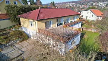 Luftaufnahme des Hauses mit großer Terrasse, Garten und Blick auf die umliegende Landschaft.