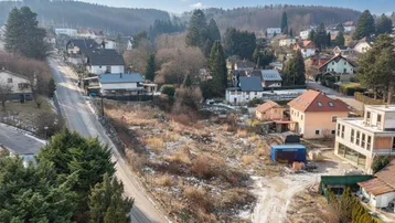 Luftaufnahme eines Grundstücks in einer ländlichen Umgebung mit umliegenden Häusern und Wald.