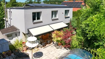 Ansicht des Hauses von oben mit Terrasse, Pool und Solaranlage auf dem Dach.
