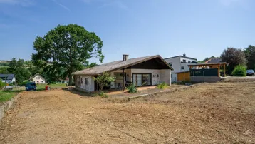 Freistehendes Haus mit Satteldach und großem Grundstück in ländlicher Umgebung.