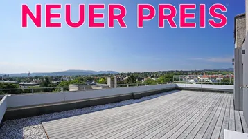 Große Dachterrasse mit Holzboden und weitem Blick über die Stadt und die umliegenden Berge.