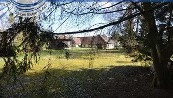 Weitläufiger Gartenbereich mit Blick auf die umliegende Landschaft und weitere Häuser.