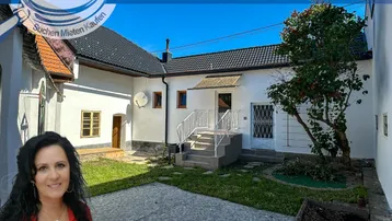 Außenansicht des Hauses mit kleinem Innenhof und Zugang zum Gebäude.