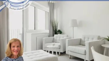 Helles Wohnzimmer mit modernen Sesseln, einem Fenster und schlichter Dekoration.