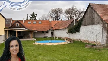 Großer Gartenbereich mit Rasenfläche, oberirdischem Pool und überdachter Terrasse am Haus.