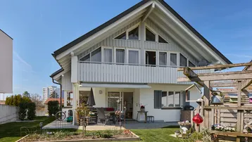 Attraktives Einfamilienhaus mit Satteldach, Balkon und gepflegtem Gartenbereich.
