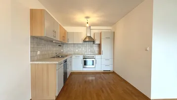 Helle Küche mit Holzparkettboden, modernen Schränken und integrierten Geräten für den täglichen Gebrauch.