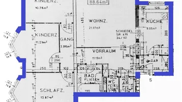 Grundriss einer Wohnung mit drei Schlafzimmern, separater Küche, Bad und Gäste-WC. Die Wohnung verfügt über einen Abstellraum und Erkerfenster.