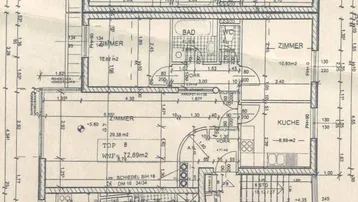 Grundriss einer Wohnung mit mehreren Zimmern, separater Küche, Bad und Gäste-WC sowie Zugang zu Balkon und Terrasse.