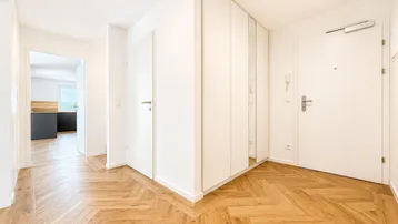 Expose Haus-im-Haus-Gefühl: Exklusive 5 Zimmer-Maisonette mit Garten, hochwertiger Küche, tischler Einbaumöbeln und 3 Stellplätzen – provisionsfrei