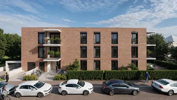 Moderne Wohnanlage mit Ziegelfassade, Balkonen und gepflegter Hecke entlang der Straße.