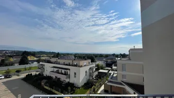 Weitläufiger Ausblick von der Terrasse über die umliegende Landschaft und die Dächer der Stadt.