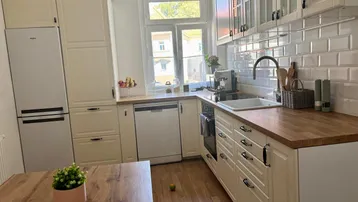 Expose Wunderschöne helle 2-Zimmer komplett sanierte Altbauwohnung mit Ausblick an die Donau